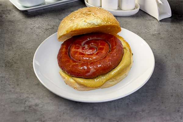 BURGER S KOBASICOM OD DIVLJAČI U PECIVU